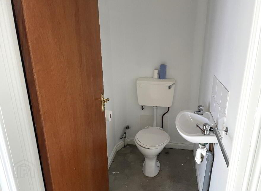 15 The Diamond, Castlederg, BT81 7AR