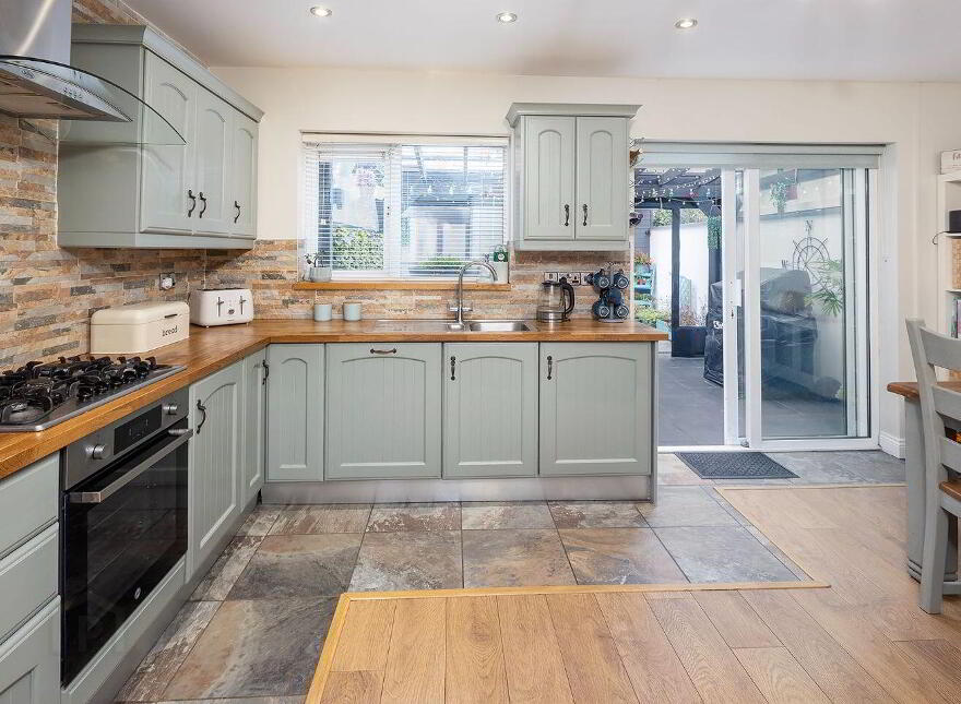 12 College Lawn, College Manor, Cobh, P24T189