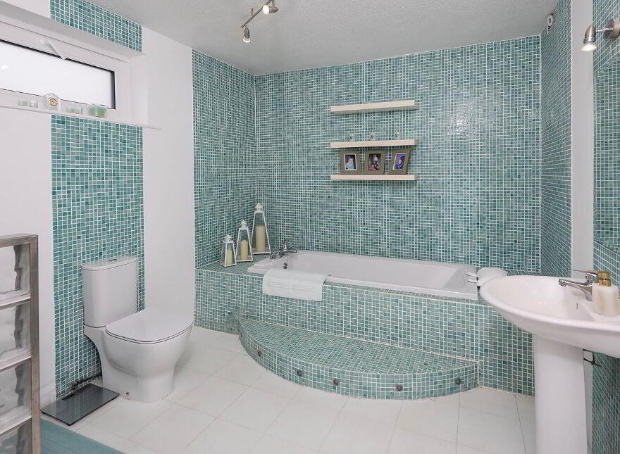 Church Road, Aghada, P25P295