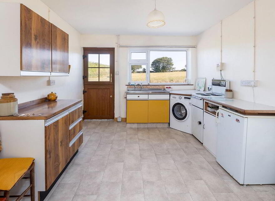 Ballycrenane, Coast Road, Garryvoe, P25N567