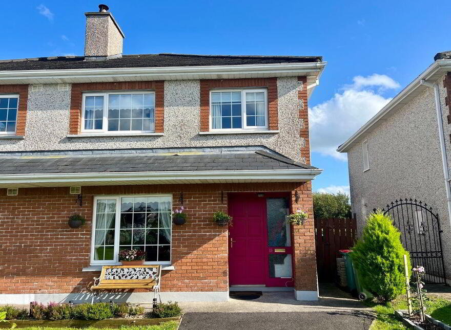 19 Gladesville, Castlebar, F23W677 photo