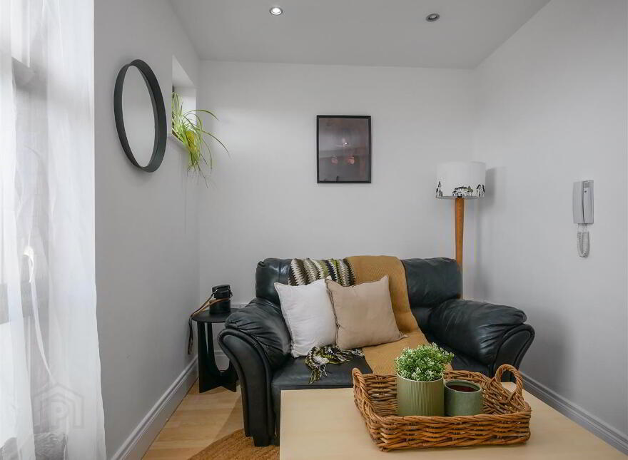 Apt 6 Nova Studios, 167 University Street, Belfast, BT7 1HR