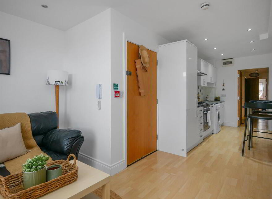 Apt 6 Nova Studios, 167 University Street, Belfast, BT7 1HR