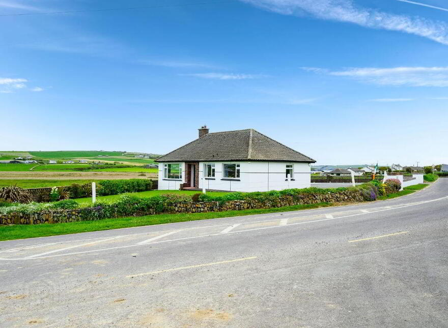 Cois Na Farraige, Lispatrick Lower, Old Head, P17YW56