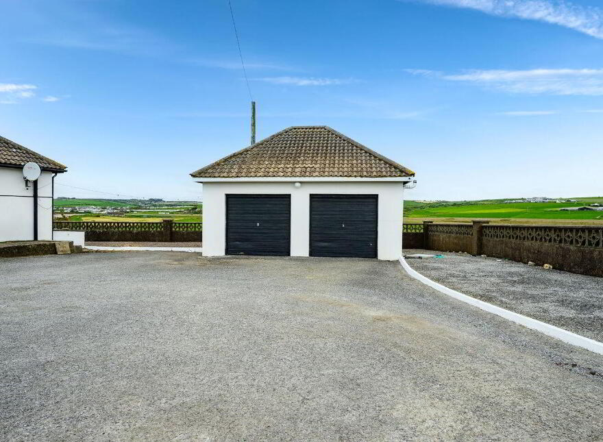 Cois Na Farraige, Lispatrick Lower, Old Head, P17YW56