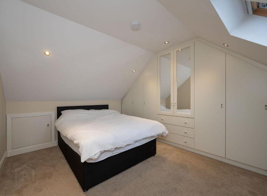 17 The Cedars, Classes Lake, Ovens, P31VY70