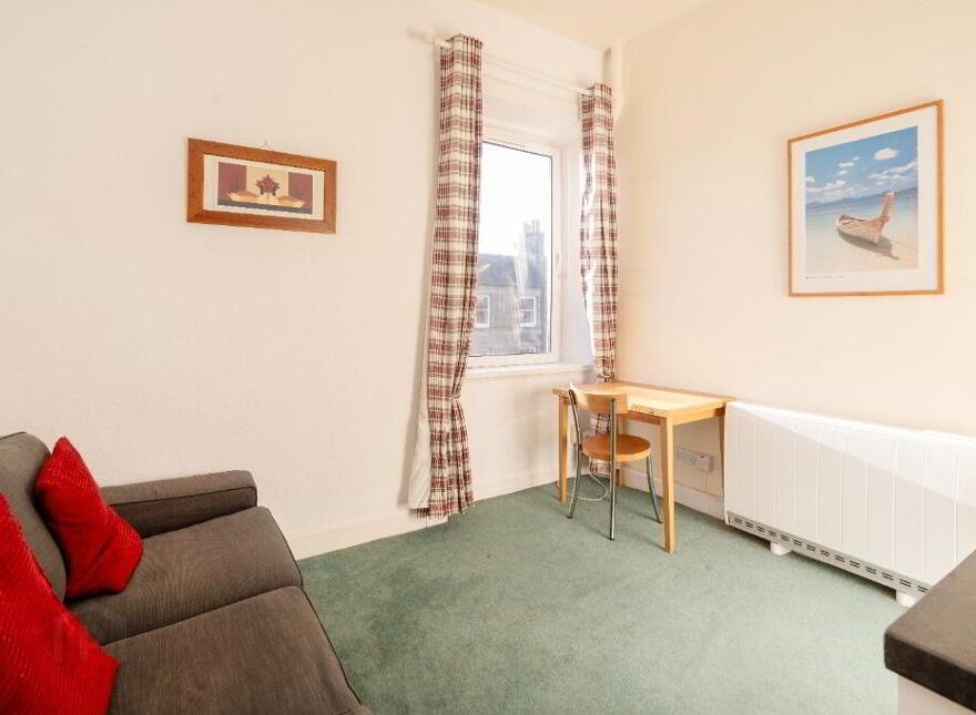 132 Albert Street, Easter Road, Edinburgh, EH7 5LT