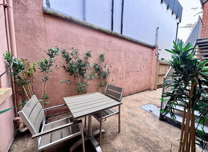 Flat 1, 6 Eglantine Avenue, Belfast, BT9 6DX