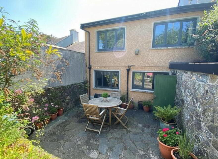 Teach Na Geal, Summercove, P17KD45