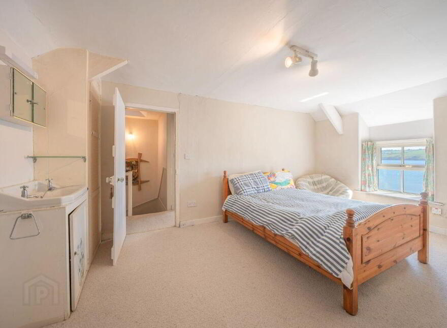 Teach Na Geal, Summercove, P17KD45