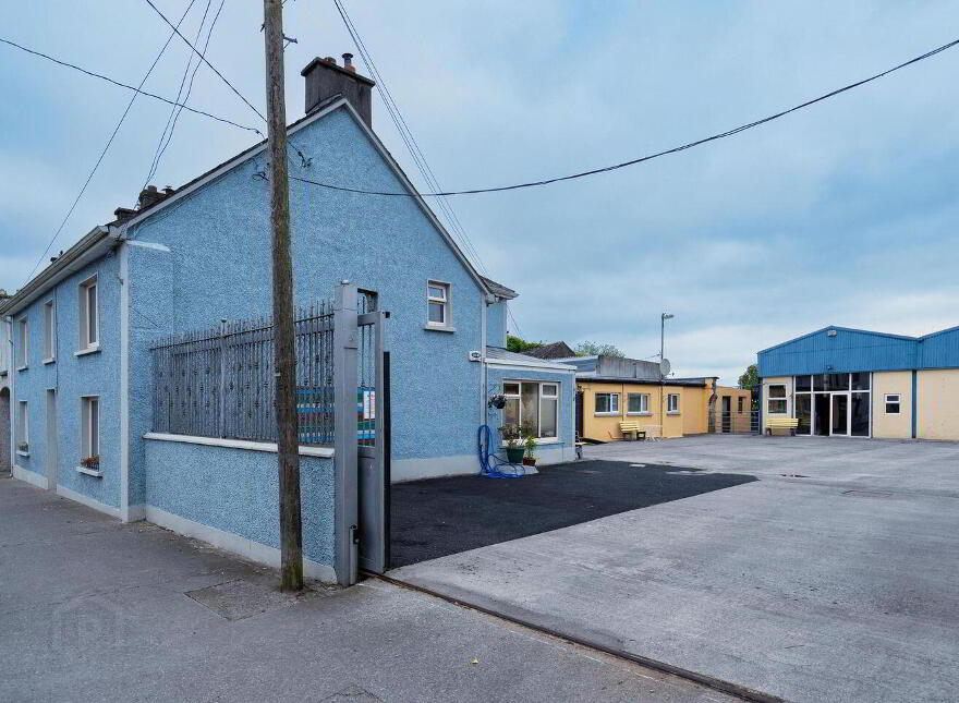 Main Street, Banagher, R42XW29