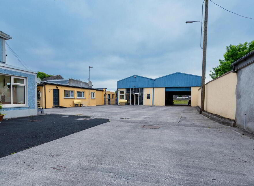 Main Street, Banagher, R42XW29