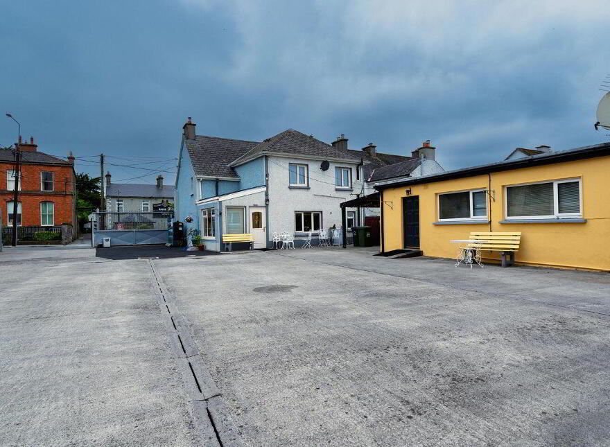 Main Street, Banagher, R42XW29