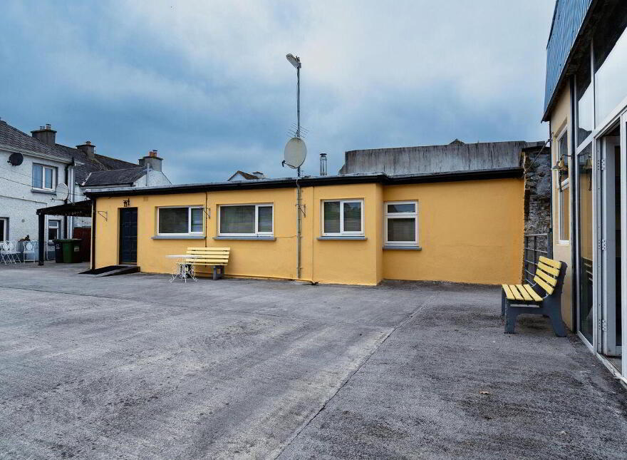 Main Street, Banagher, R42XW29