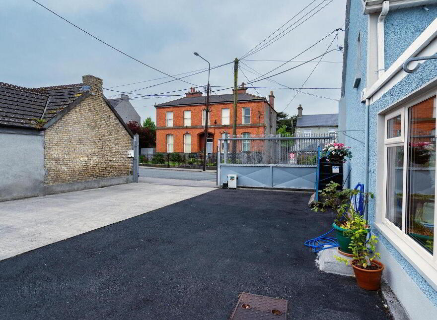 Main Street, Banagher, R42XW29