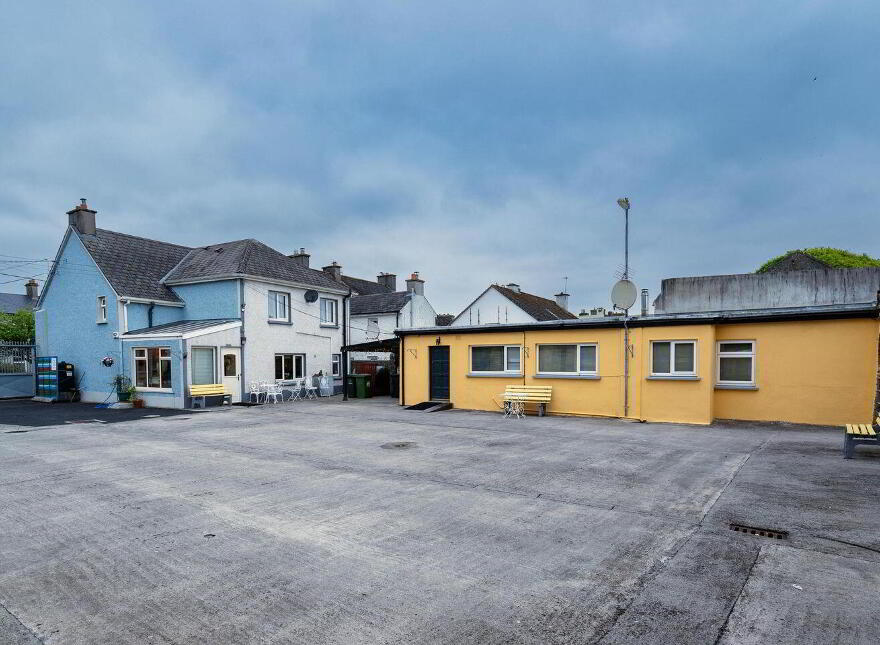 Main Street, Banagher, R42XW29