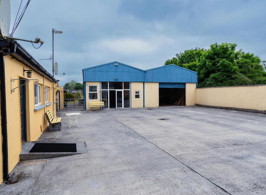 Main Street, Banagher, R42XW29