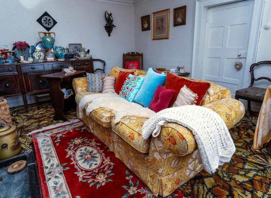 Main Street, Banagher, R42PH30
