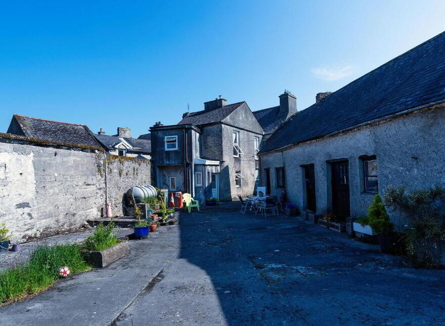 Main Street, Banagher, R42PH30