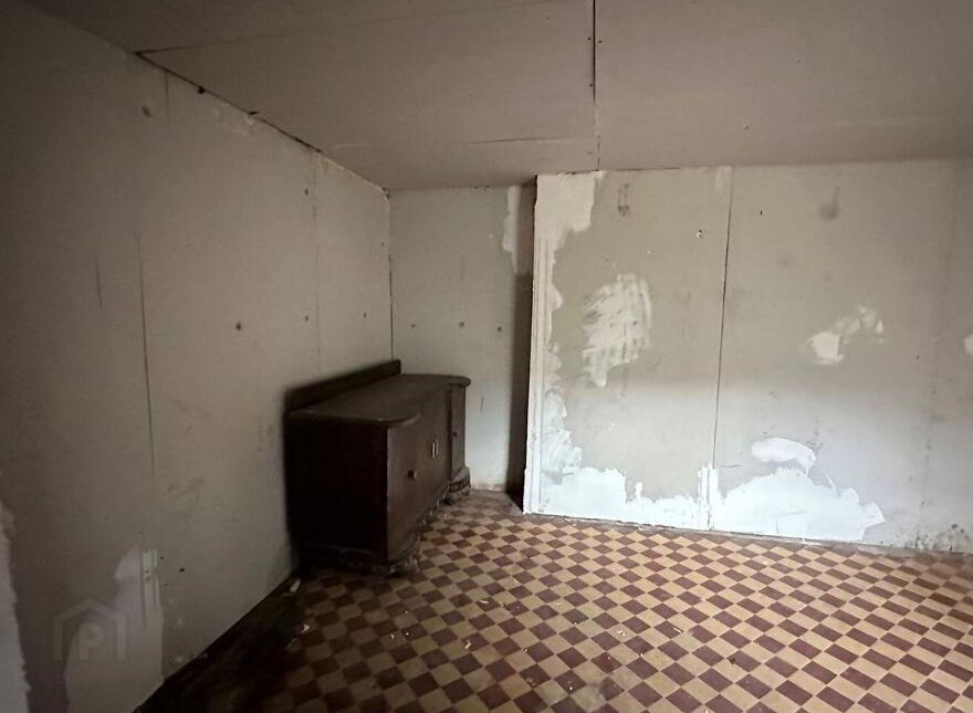 15 Saint Michael's Street, Tipperary Town, E34W403