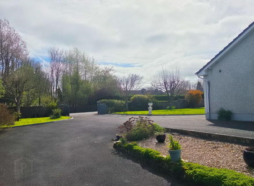 Arcadia, Athlone, N37HH70