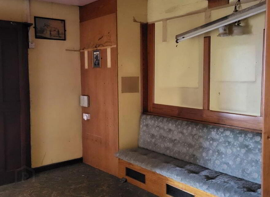 Henchy's Bar, Main Street, Scarriff, V94A3EC