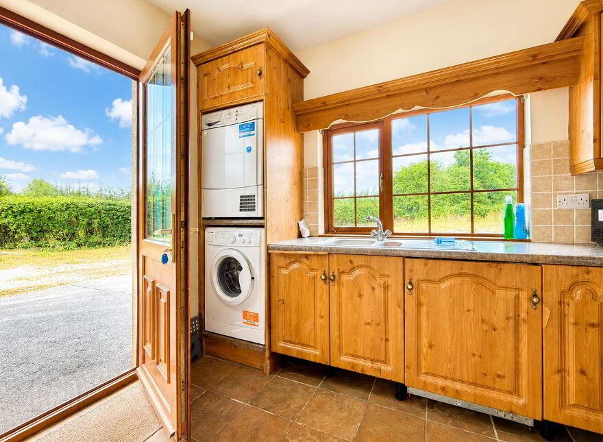 Tinamuck West, Moate, Clara, N37HY84