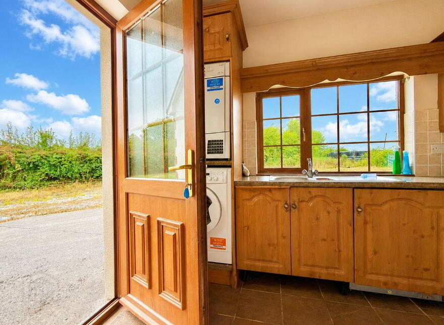 Tinamuck West, Moate, Clara, N37HY84