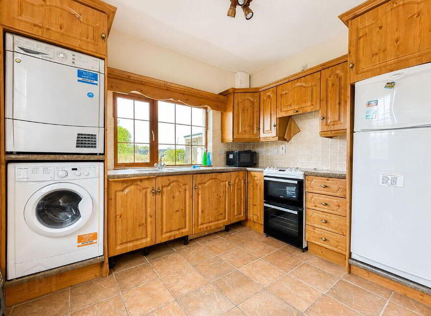 Tinamuck West, Moate, Clara, N37HY84