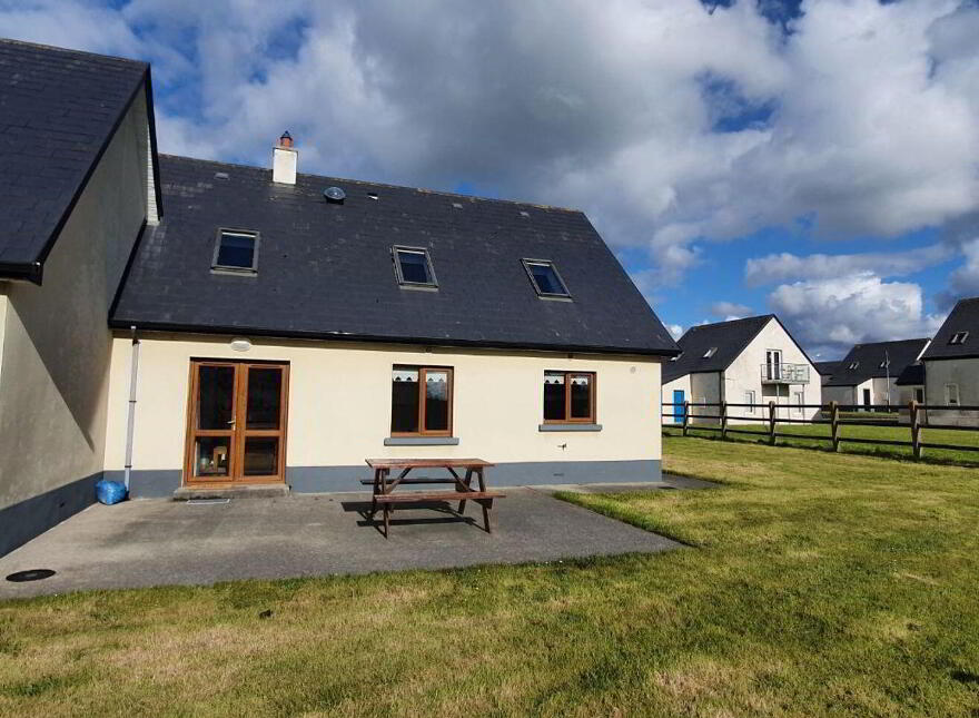 C19 Cahermore Holiday Village, Enniscrone, F26RC92