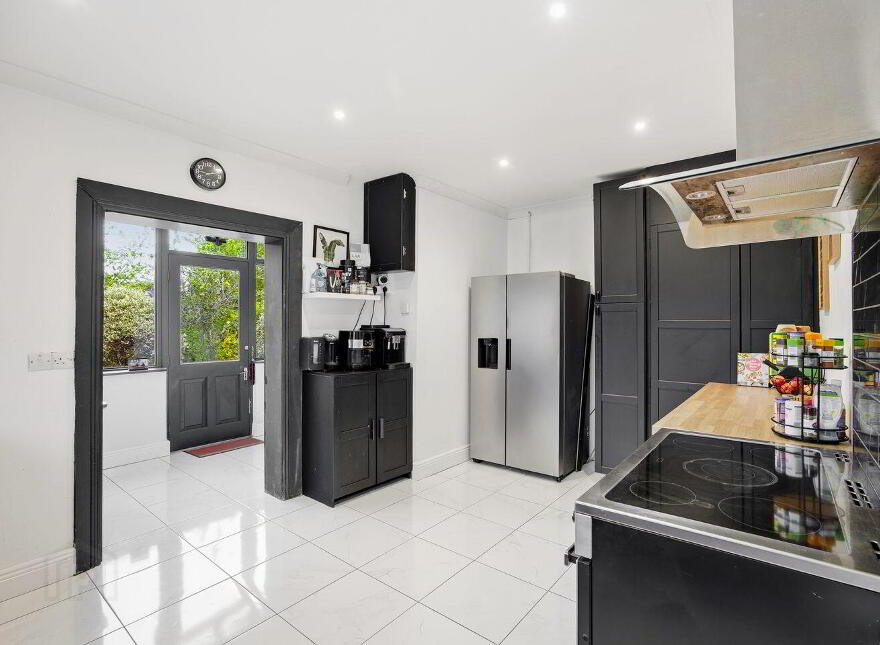 Tankardsgarden, Newbridge, W12HE44