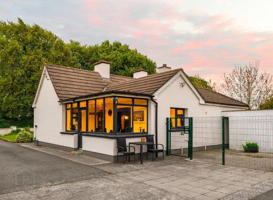 Tankardsgarden, Newbridge, W12HE44