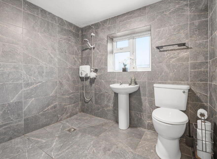 Tankardsgarden, Newbridge, W12HE44