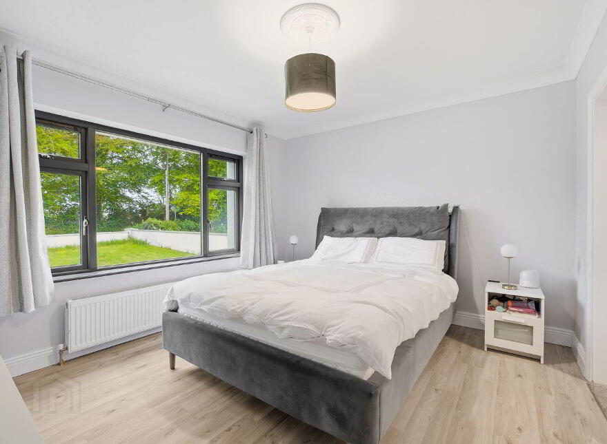 Tankardsgarden, Newbridge, W12HE44