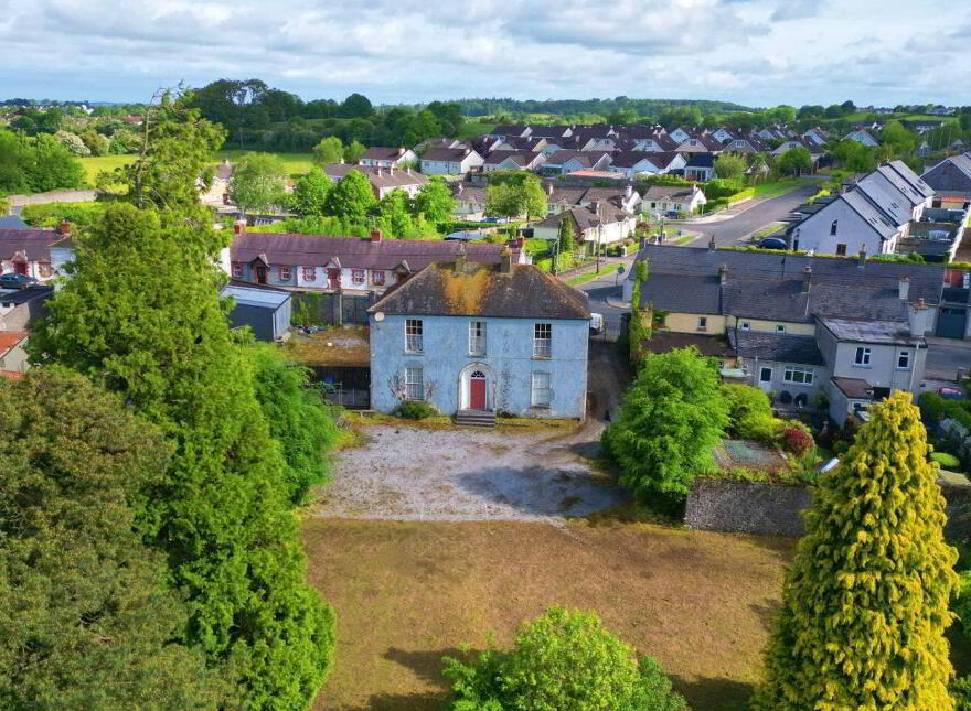 Newbridge Street, Birr, R42YE26