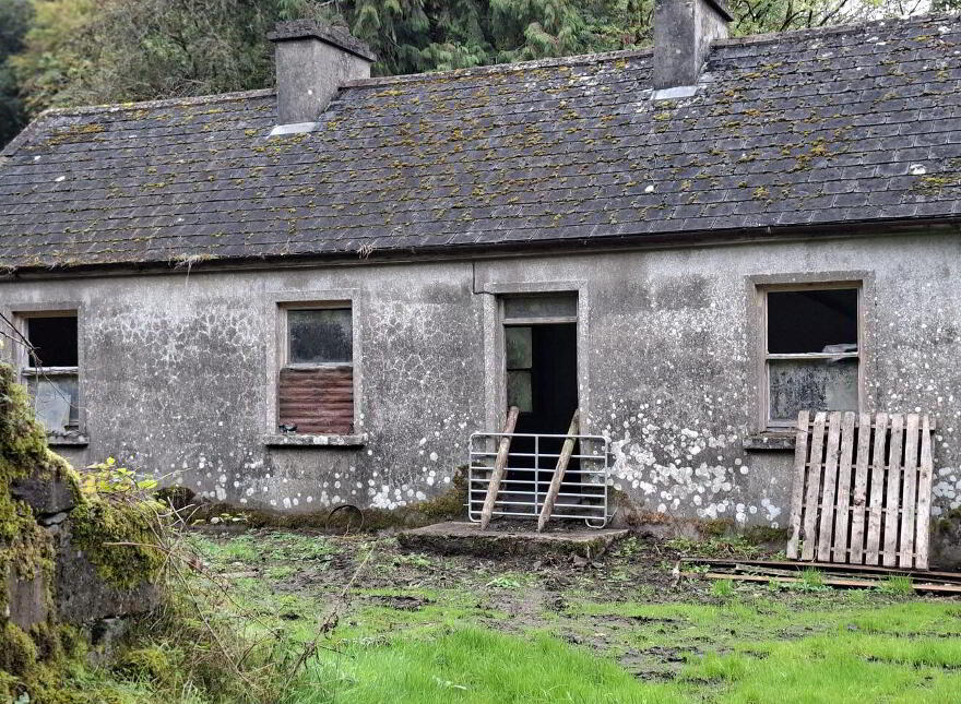 Shroof, Monasteraden