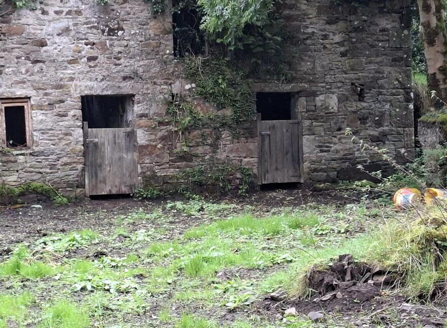 Shroof, Monasteraden