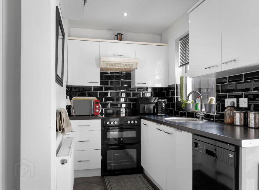 25 Skerrymor Place, Portrush, BT56 8JS