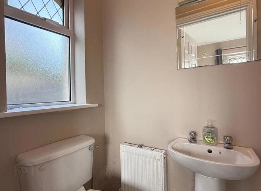 34 Hollywood Grove, Ballaghaderreen, F45WN26