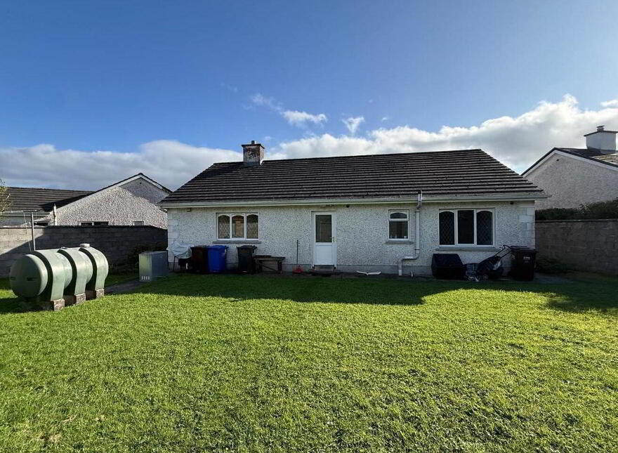 34 Hollywood Grove, Ballaghaderreen, F45WN26