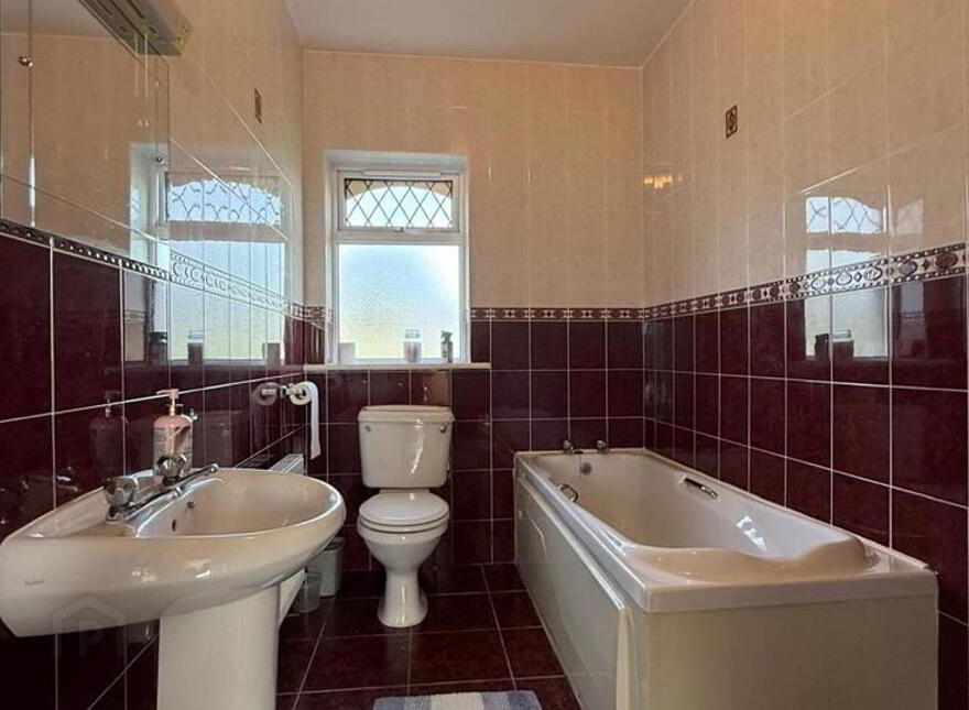 34 Hollywood Grove, Ballaghaderreen, F45WN26