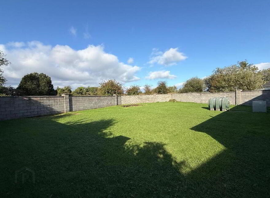 34 Hollywood Grove, Ballaghaderreen, F45WN26