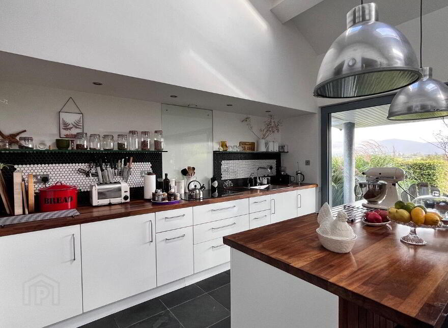 Glenhest, Newport, F28Y240