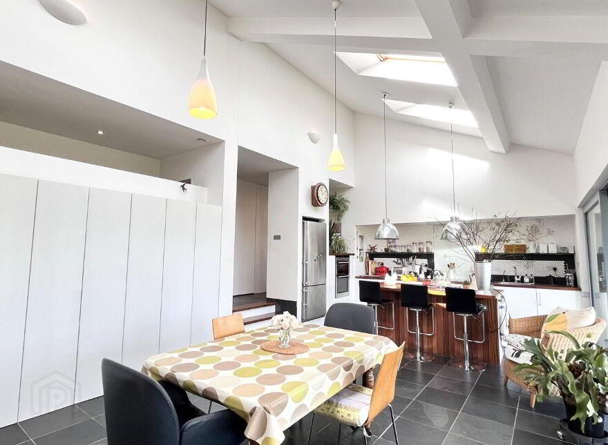 Glenhest, Newport, F28Y240