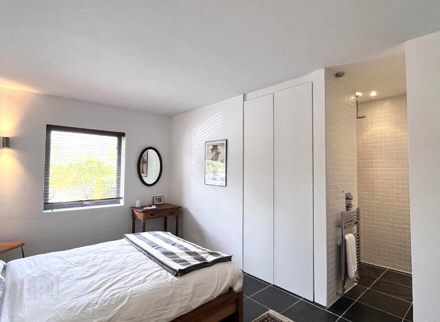 Glenhest, Newport, F28Y240