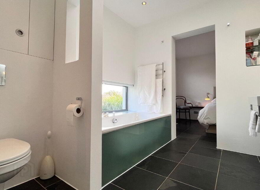 Glenhest, Newport, F28Y240