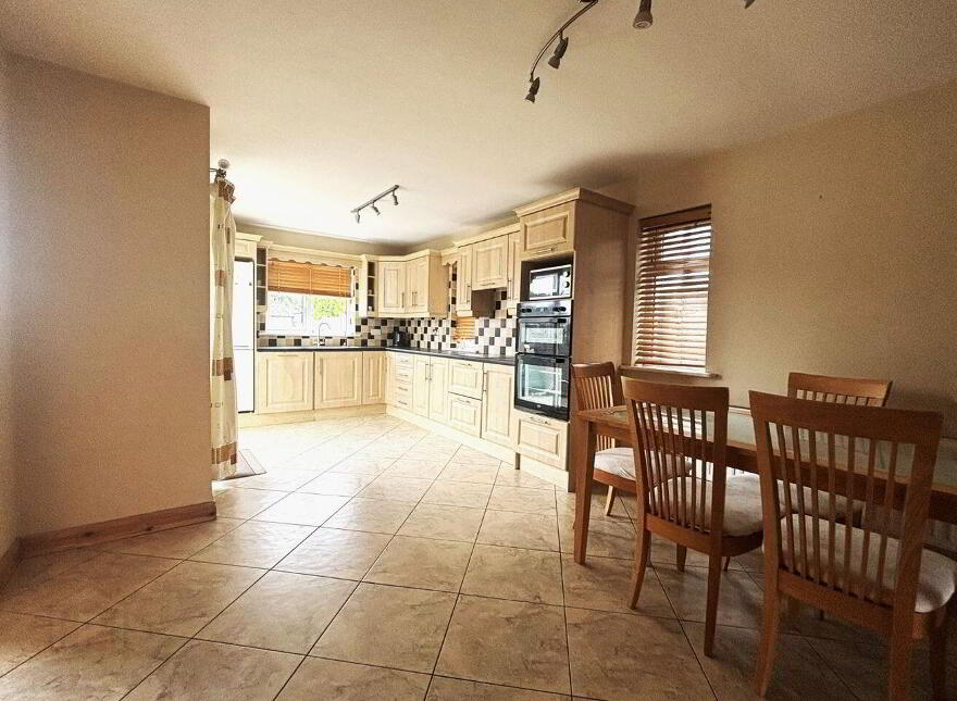 18 Rathcluain, Kiltimagh, F12V883