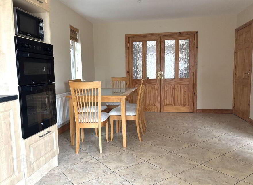 18 Rathcluain, Kiltimagh, F12V883
