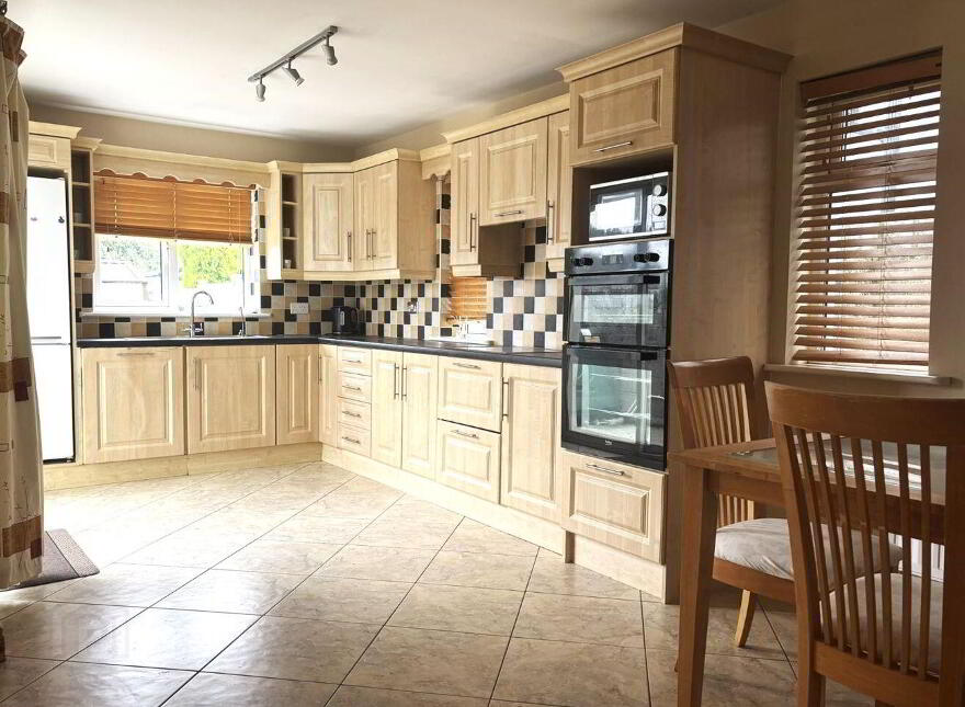 18 Rathcluain, Kiltimagh, F12V883
