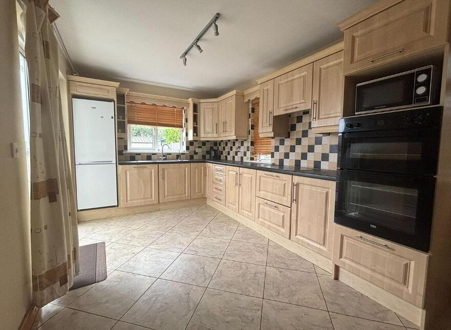 18 Rathcluain, Kiltimagh, F12V883